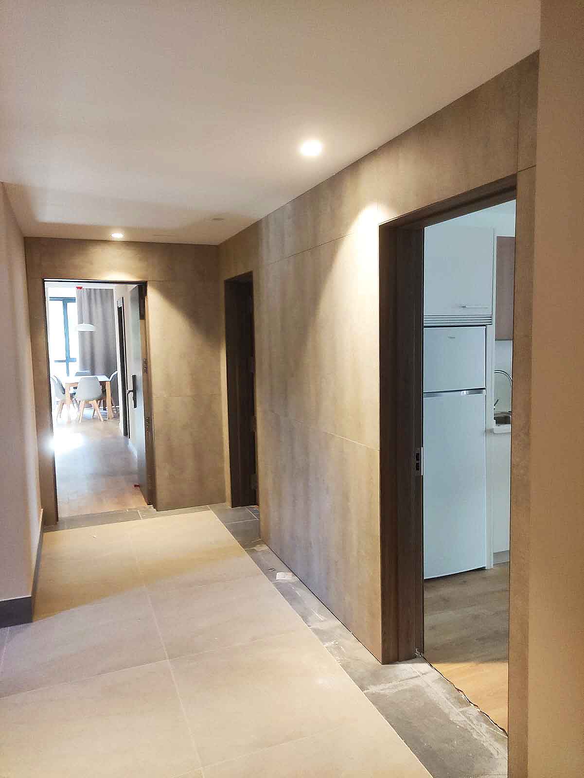 Pasillo revestido en madera